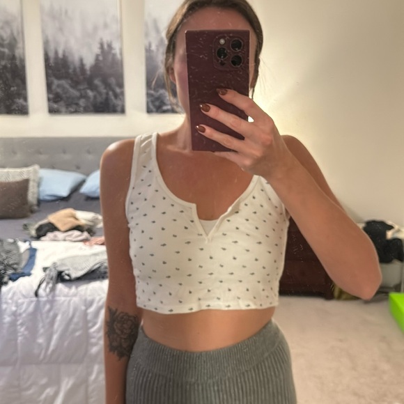 Brandy Melville Tops - Cotton druzy flower crop tank